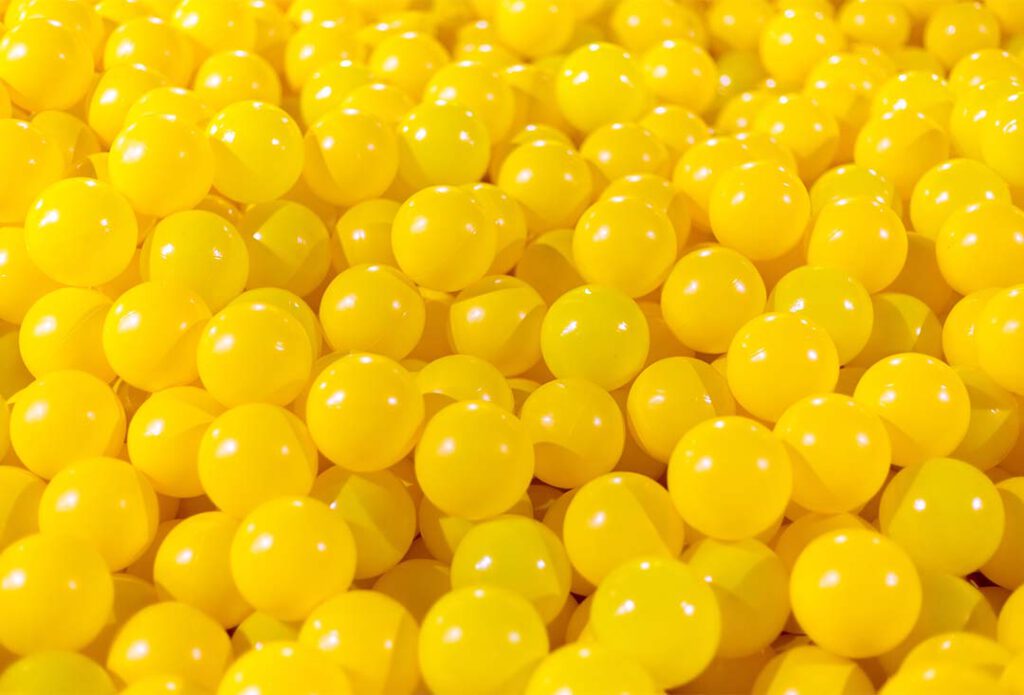 Gelbe Plastikbälle - Symbolbild für gelb