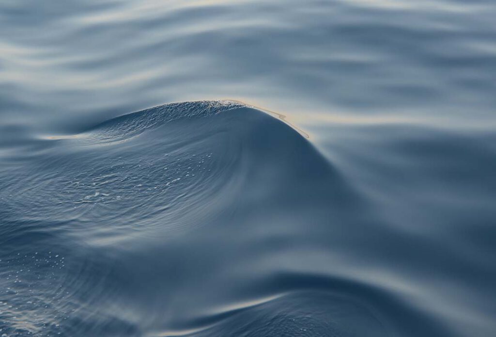 Nahaufnahme einer Welle - Symbolbild für graublau